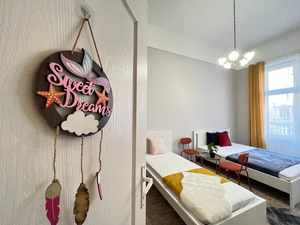 Postel nebo postele na pokoji v ubytování Baross Apartment with Convenience and Style