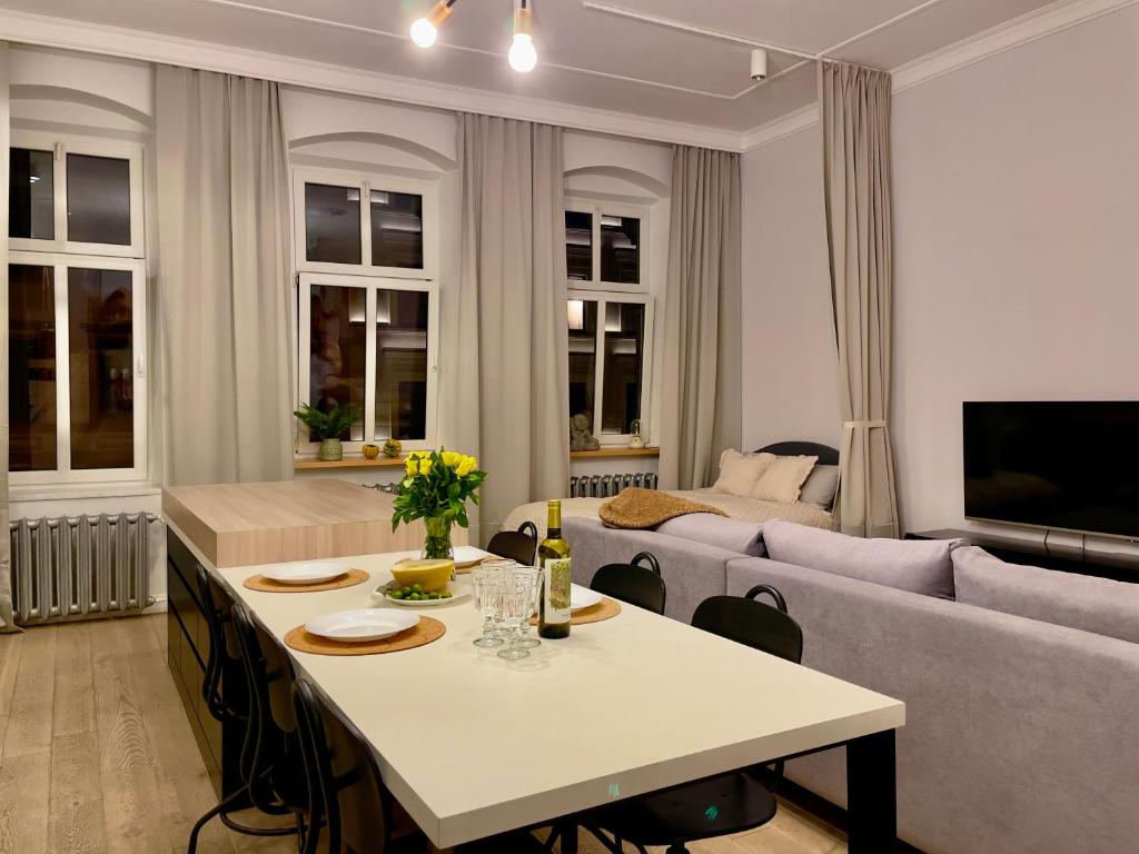 ein Wohnzimmer mit einem Sofa und einem Tisch in der Unterkunft Spacious Apart in the Center- Main Square 300m in Breslau