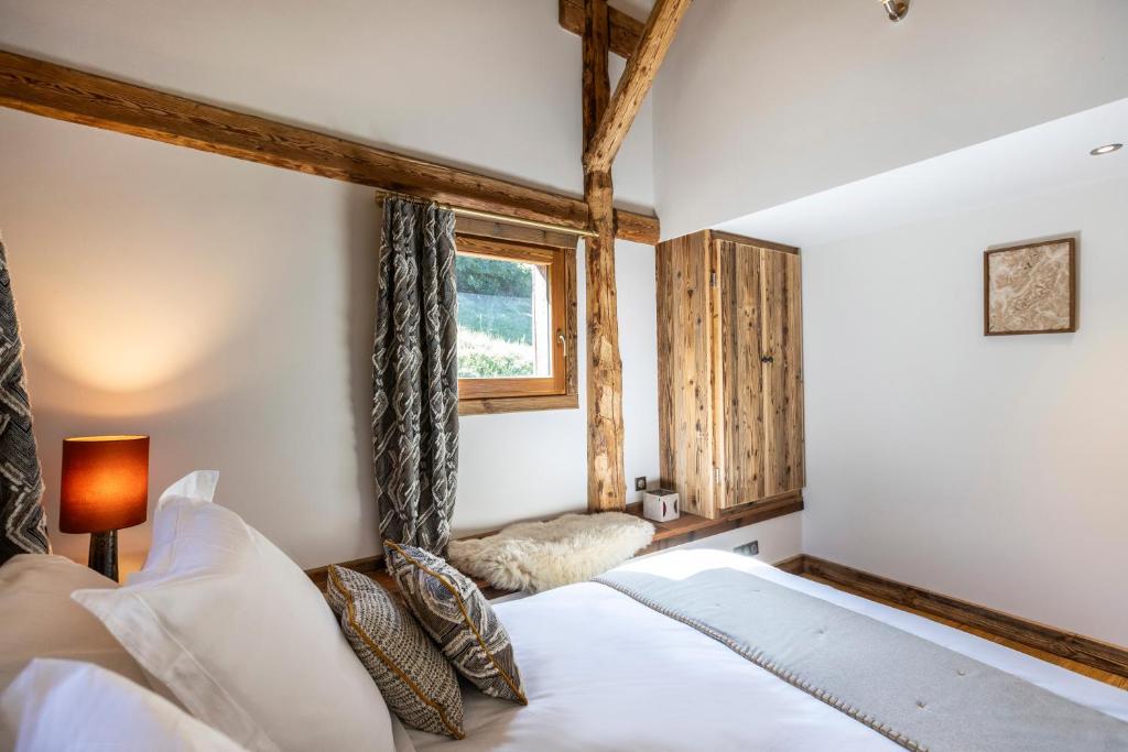a bedroom with a bed and a window at Wanderful Life MontBlanc refuge haut de gamme in Saint-Gervais-les-Bains