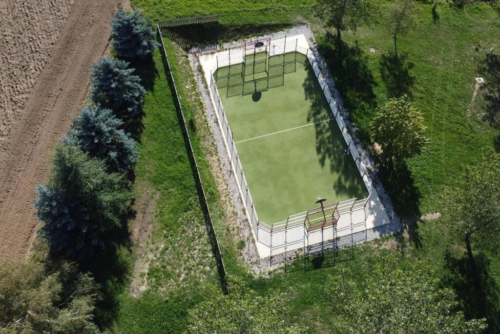 an overhead view of a tennis court in a field at Bleuets II in Sainte-Léocadie