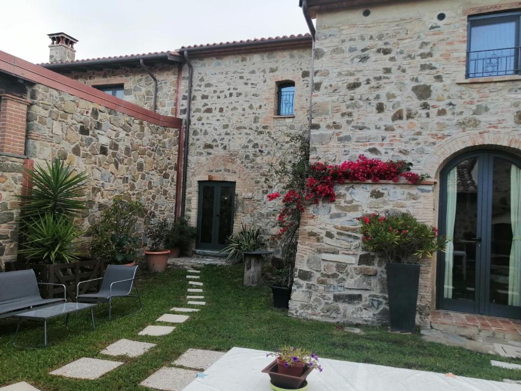 Vecchio Casale Quercetino Stone Room in Historic Tuscan Estate with Pool 2p