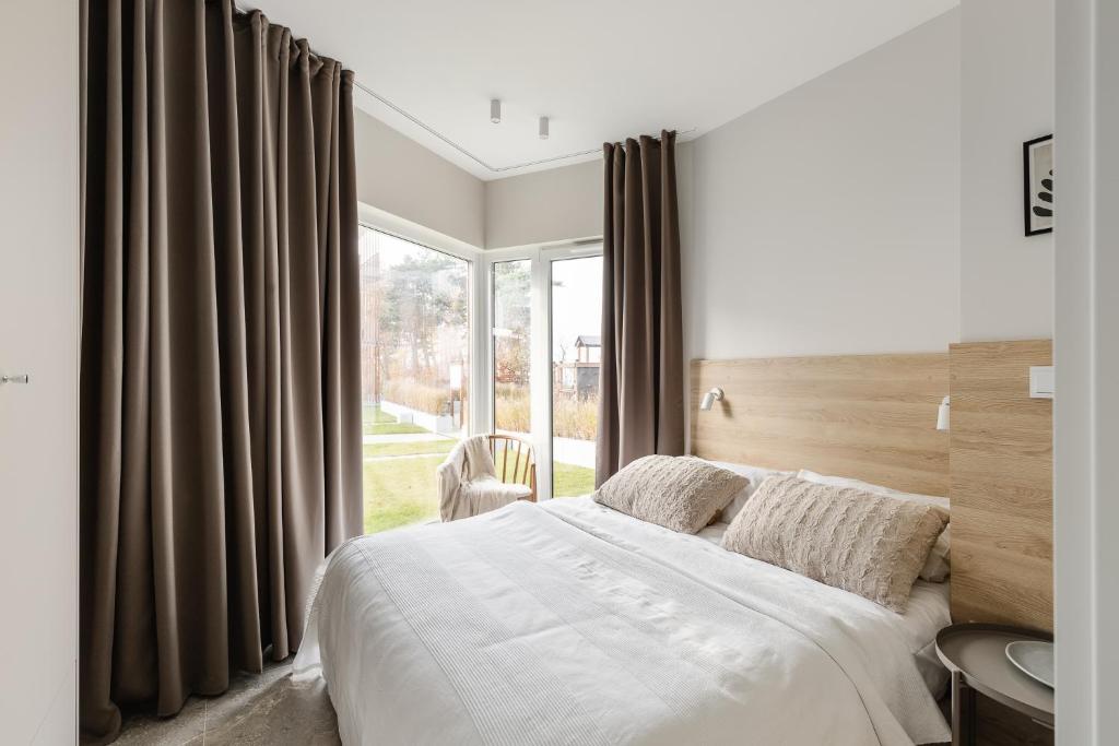 Posteľ alebo postele v izbe v ubytovaní LET'S SEA - 2 Bedroom - Premium Baltic Apartment with Front Sea View Garden and SPA access