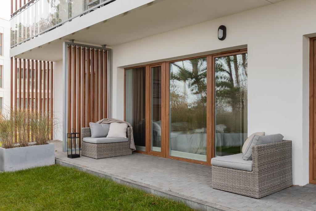Posedenie v ubytovaní LET'S SEA - 2 Bedroom - Premium Baltic Apartment with Front Sea View Garden and SPA access