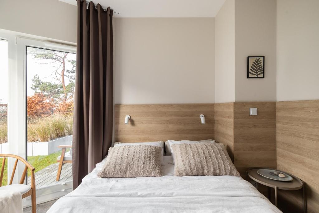 Posteľ alebo postele v izbe v ubytovaní LET'S SEA - 2 Bedroom - Premium Baltic Apartment with Front Sea View Garden and SPA access