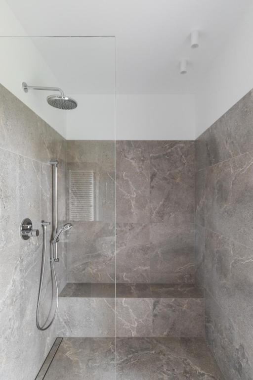 Kúpeľňa v ubytovaní LET'S SEA - 2 Bedroom - Premium Baltic Apartment with Front Sea View Garden and SPA access
