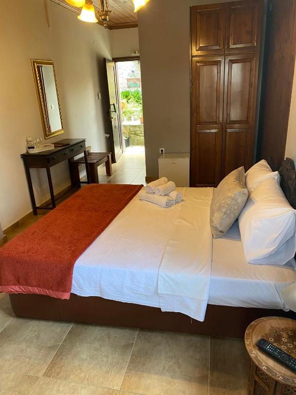 Pliades Traditional Guesthouse - Chambre Roi Avec Vue Sur Le Jardin