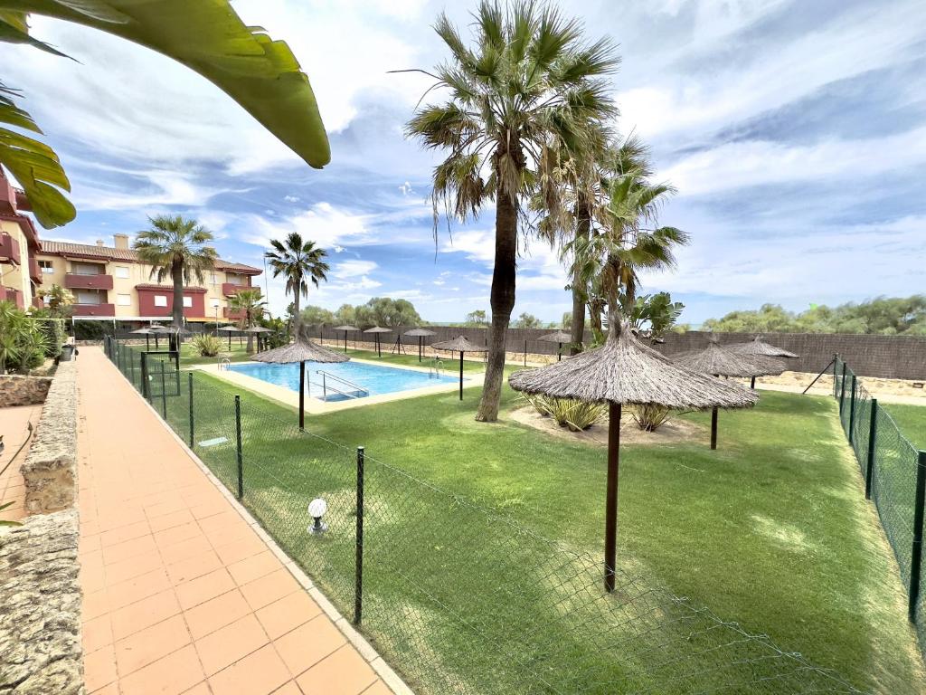 Vaizdas į baseiną apgyvendinimo įstaigoje ARRECIFE Apartment Rota by Cadiz4Rentals arba netoliese
