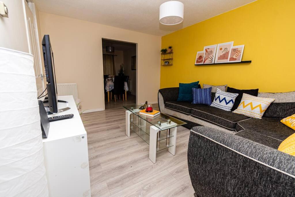 ein Wohnzimmer mit einem Sofa und einem TV in der Unterkunft Fife - Driveway Parking Spacious 4 bed house Sleeps 6 Ideal Contractor Accommodation in Gateshead
