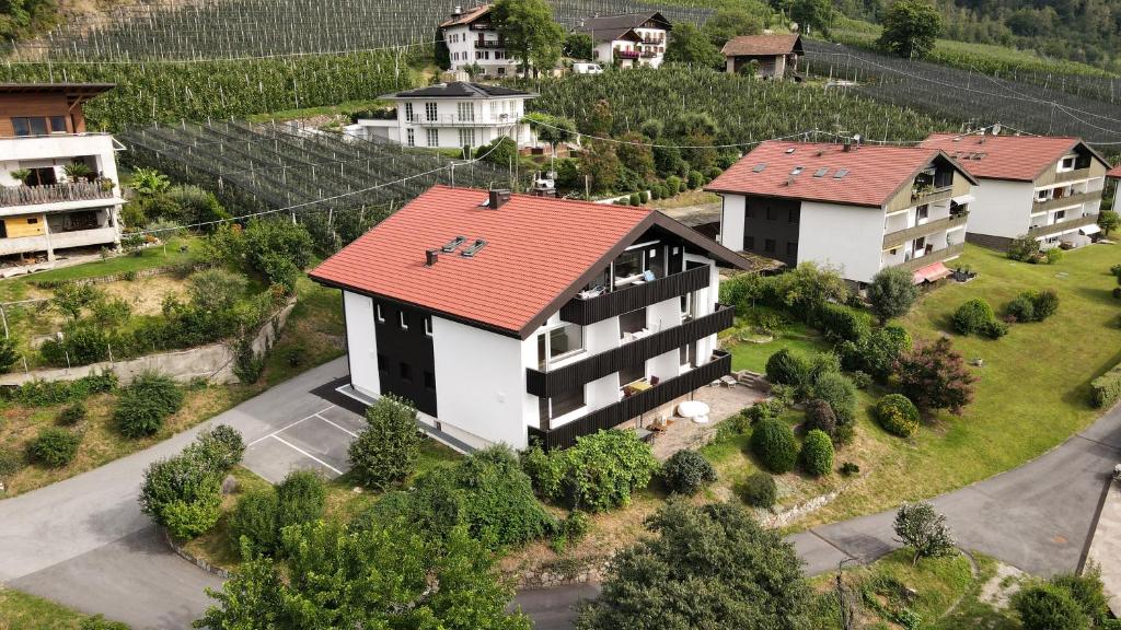 een luchtzicht op een huis met een rood dak bij Ferienwohnung Spiess in Merano