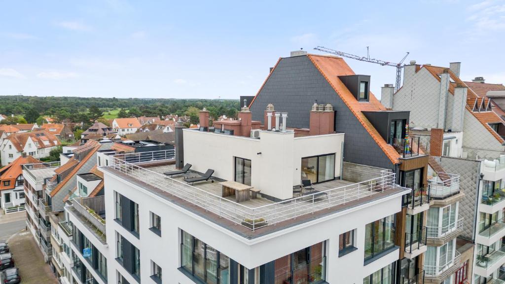 uma vista aérea de um edifício branco em Julias Rooftop stay em Knokke-Heist