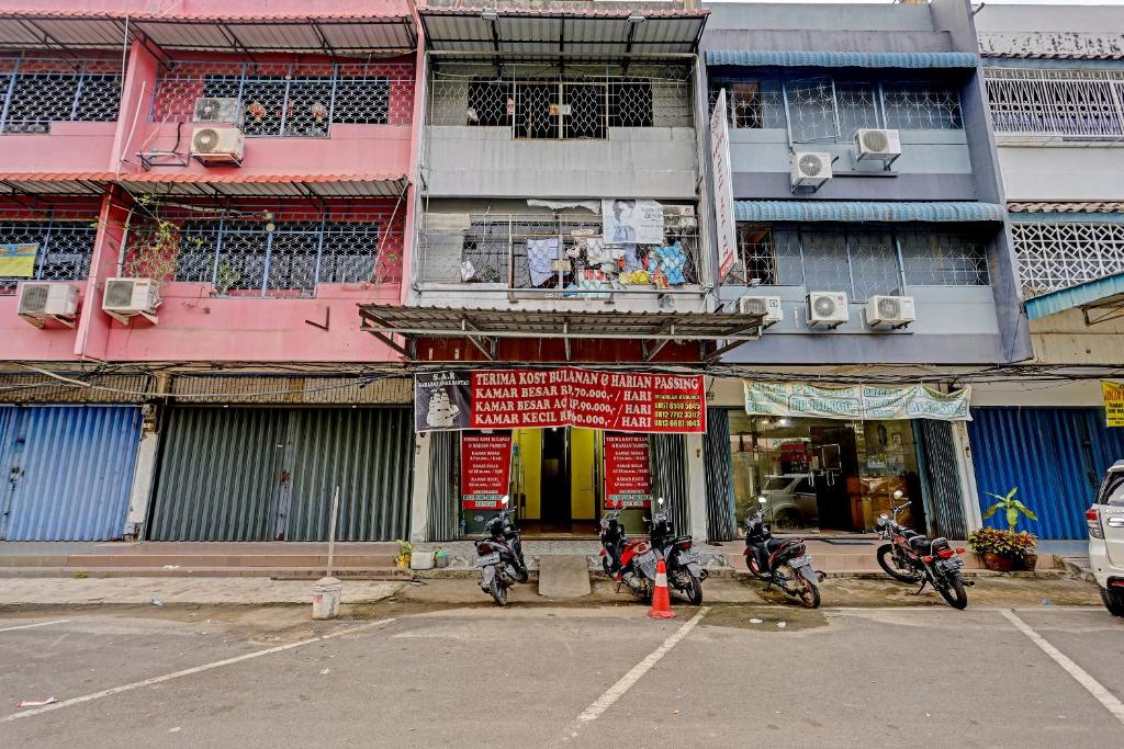 un groupe de motocycles garés devant un bâtiment dans l'établissement Hotel O Sar Inn, à Nagoya
