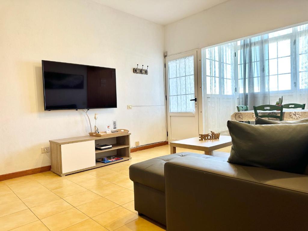 TV a/nebo společenská místnost v ubytování Lima Limon by the sea, 2 bedrooms, central, high speed internet, desk
