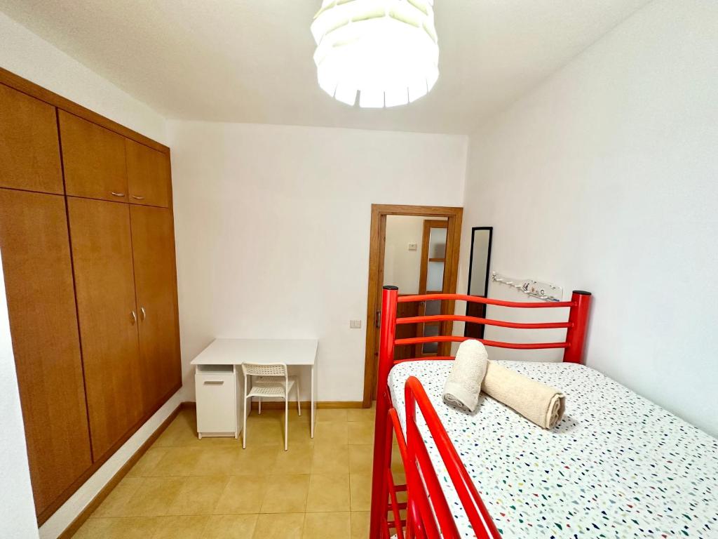 Postel nebo postele na pokoji v ubytování Lima Limon by the sea, 2 bedrooms, central, high speed internet, desk