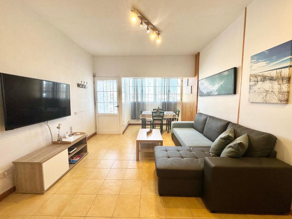 a living room with a couch and a flat screen tv at Lima Limon by Lovely property in Cotillo
