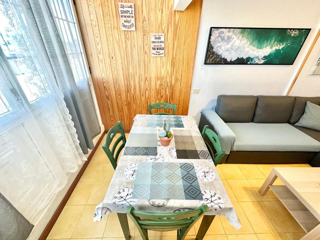 Posezení v ubytování Lima Limon by the sea, 2 bedrooms, central, high speed internet, desk