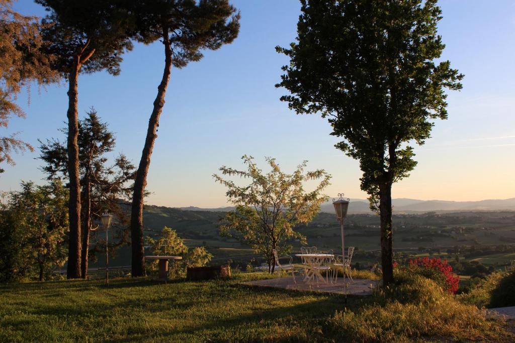 un parque con una mesa de picnic y árboles en una colina en Collesole, en Gradara