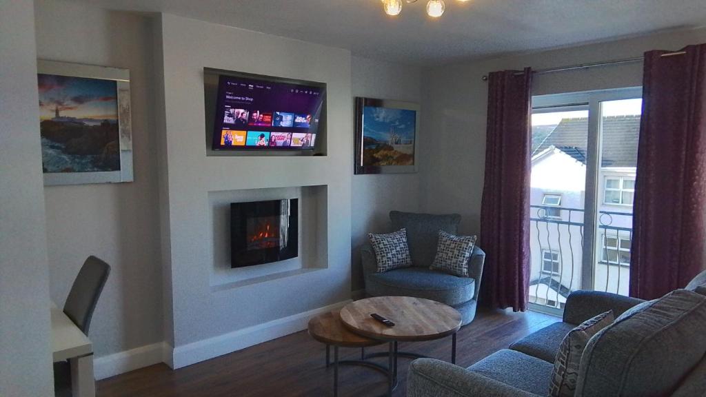 A television and/or entertainment centre at Wild Atlantic Accommodation 70 Burnside