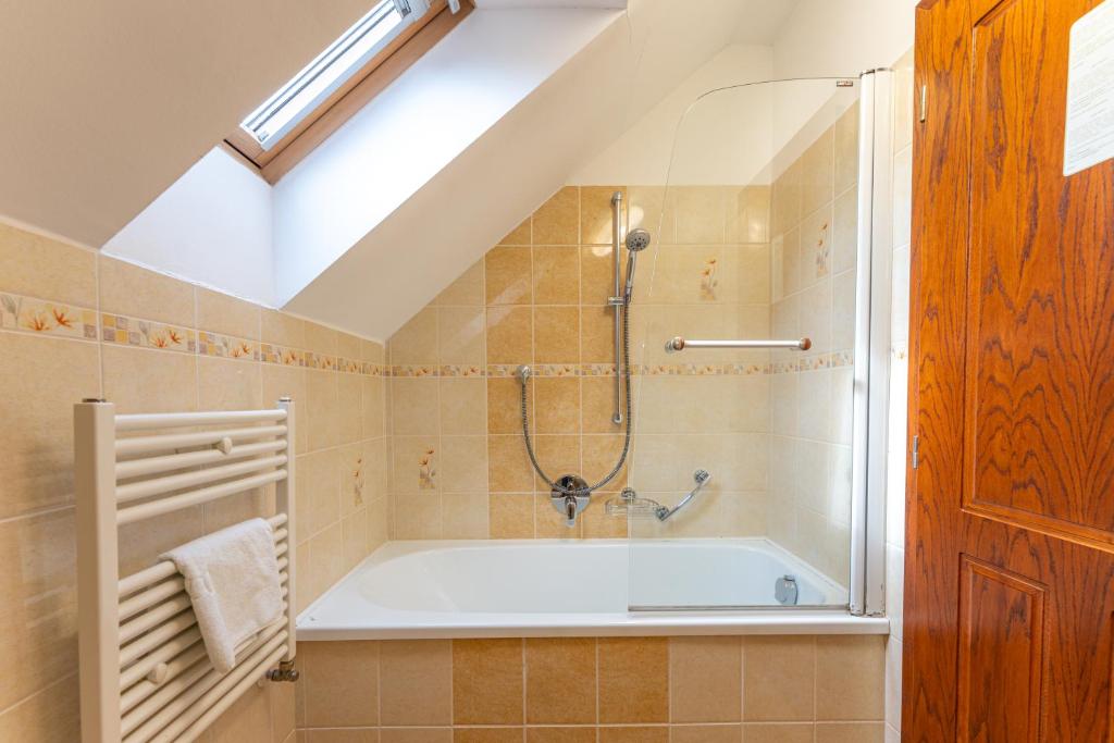 Łazienka w obiekcie Hotel Kardosfa