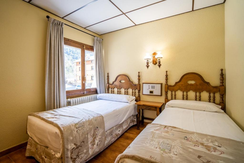 Postel nebo postele na pokoji v ubytování Abba Ordino Babot Hotel