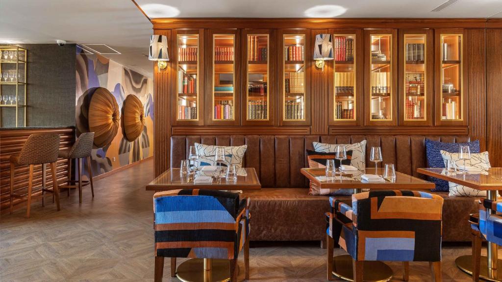 Posezení v ubytování Wine & Books Porto Hotel