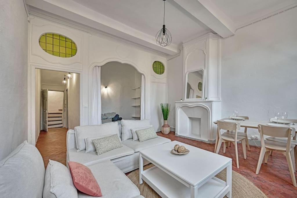 un salon avec un canapé blanc et une table dans l'établissement Les Brunes - Wi-Fi - CENTRE VILLE - Proche Théatres, à Avignon
