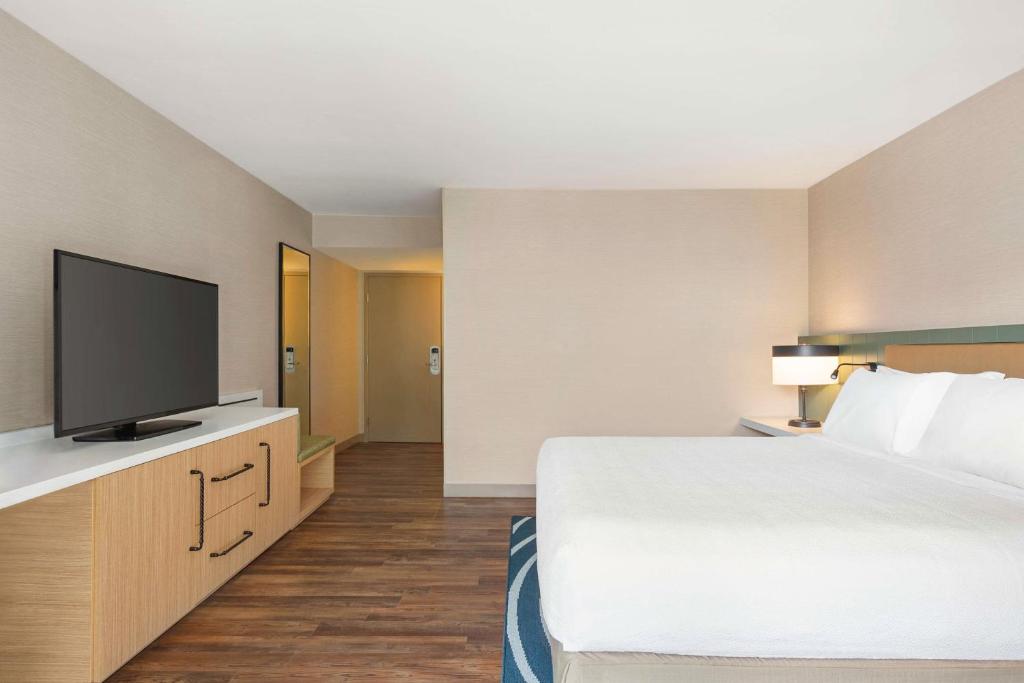 Hilton Garden Inn Monterey - 带阳台和滚动淋浴的特大室 - 残疾人