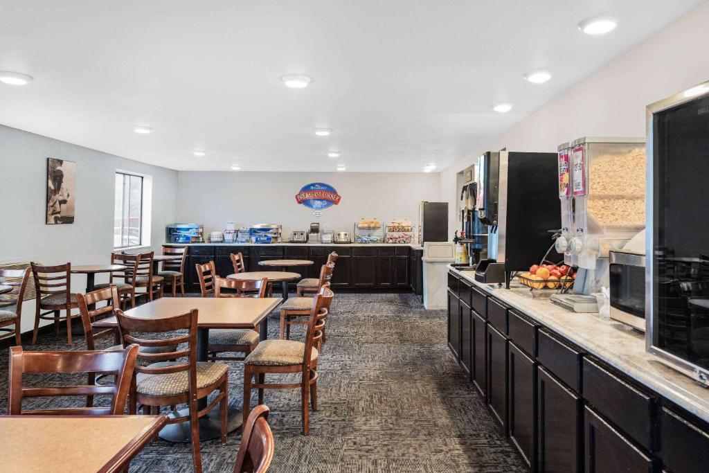 a restaurant with tables and chairs and a kitchen at Baymont by Wyndham Keystone Near Mt. Rushmore in Keystone