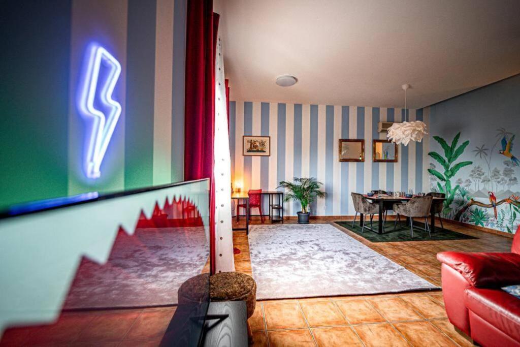 沃卡羅的住宿－Art Apartment Ticino，客厅配有红色的沙发和桌子