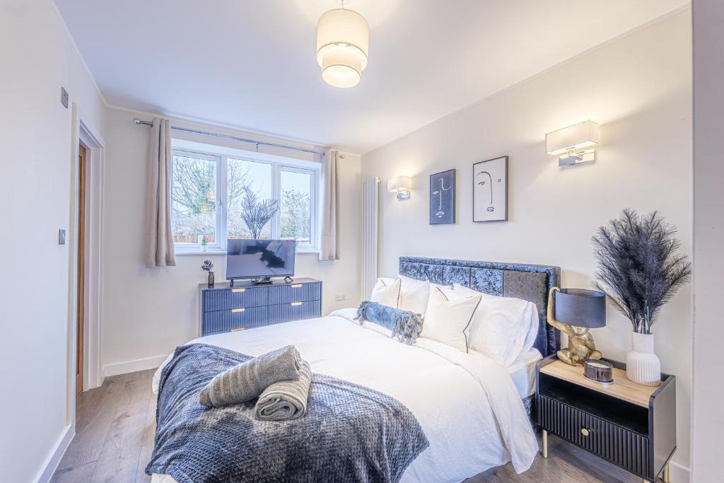 Un dormitorio con una cama grande y una ventana en West Residence Bromley, en Bromley