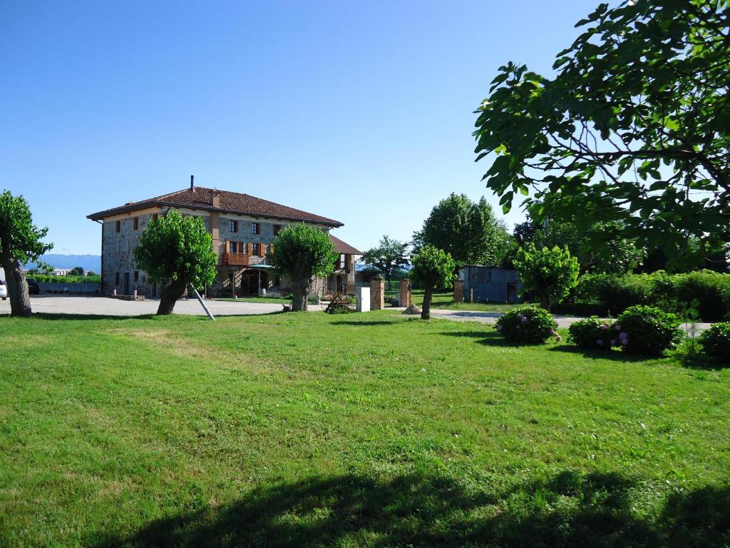 a large yard with a house in the background at Agriturismo Al Gelso in Risano