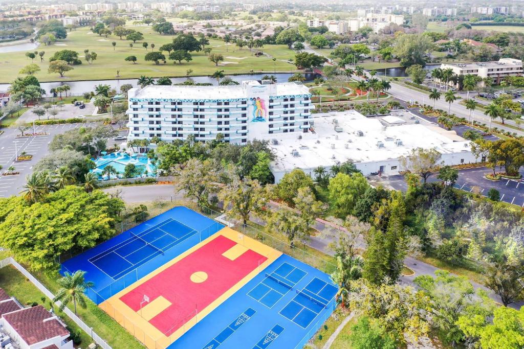 una vista aérea del complejo con un gran edificio en Chateau Mar Golf Resort, Trademark Collection by Wyndham en Lauderhill