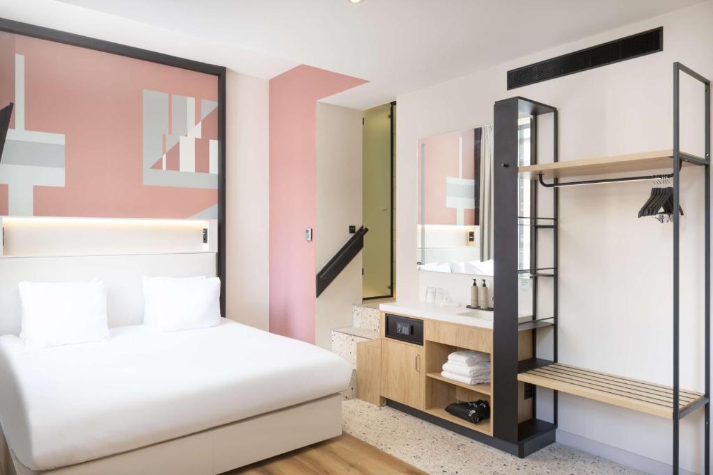 Postel nebo postele na pokoji v ubytování Motto By Hilton Rotterdam Blaak