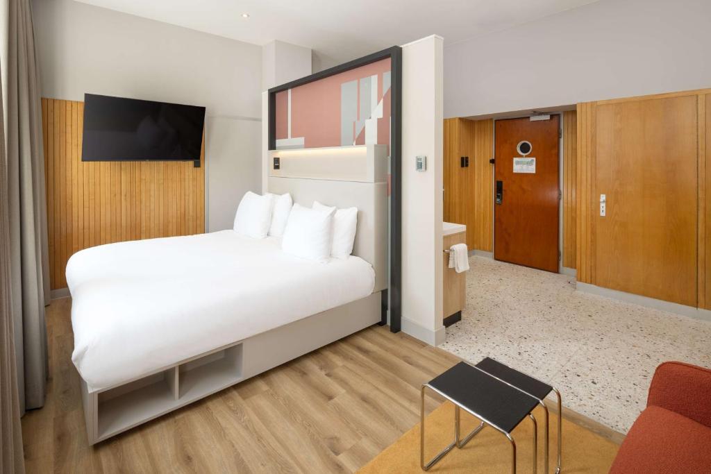 Postel nebo postele na pokoji v ubytování Motto By Hilton Rotterdam Blaak