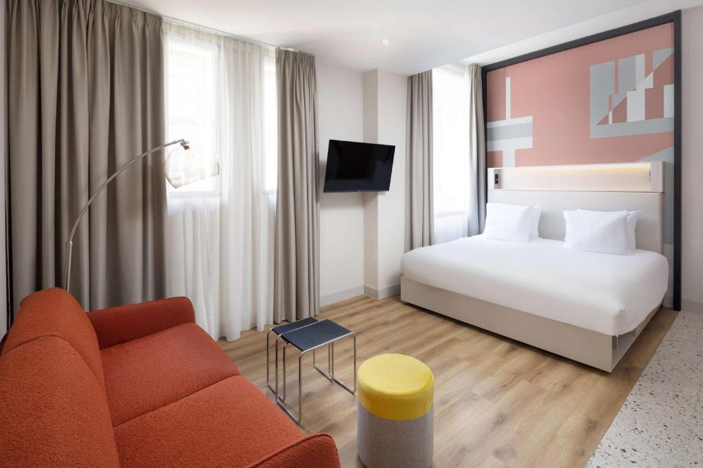 Postel nebo postele na pokoji v ubytování Motto By Hilton Rotterdam Blaak