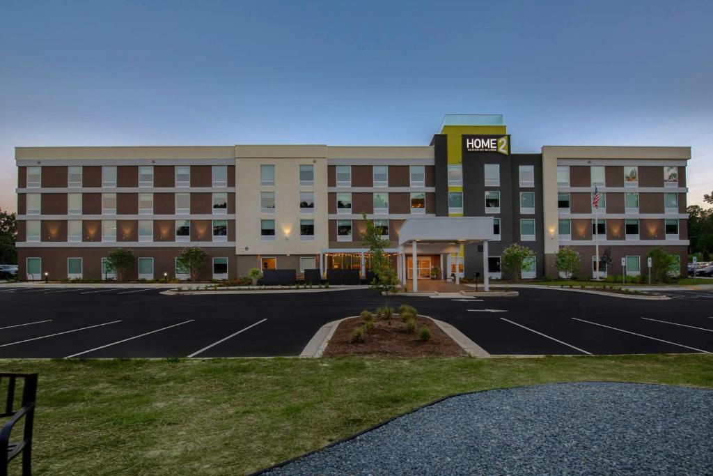 un hotel con un estacionamiento delante de él en Home2 Suites By Hilton Fayetteville North en Fayetteville