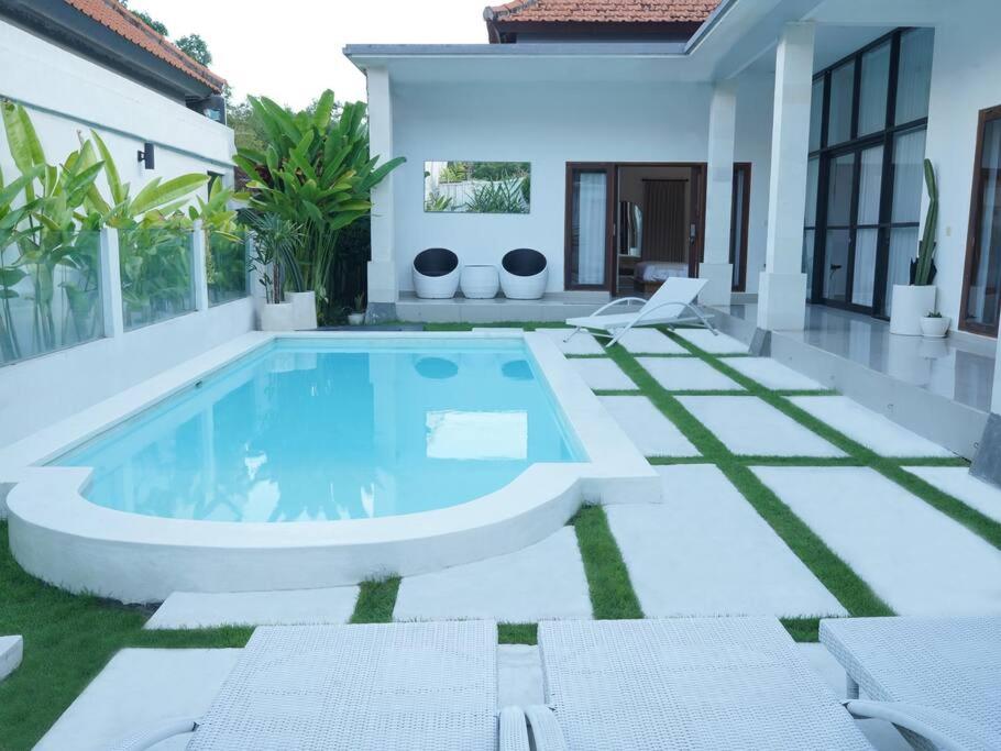 - une piscine dans l'arrière-cour d'une maison dans l'établissement AMAZING 3 BDR Canggu Villa in ULTIMATE location, à Canggu