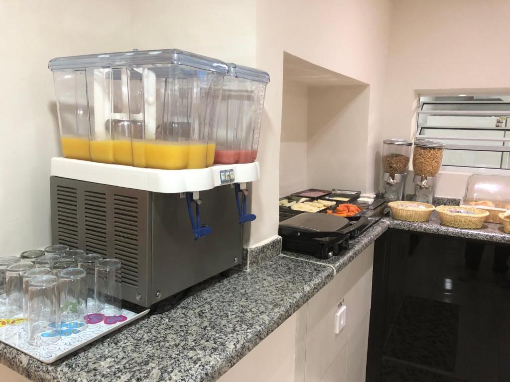 Kuchyň nebo kuchyňský kout v ubytování Attriun Hotel