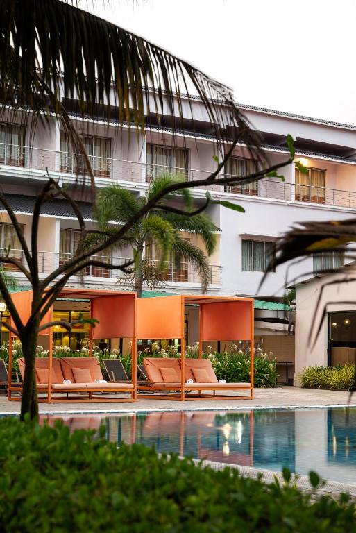 Bazén v ubytování Hotel Sonar Bangla Mandarmoni nebo v jeho okolí