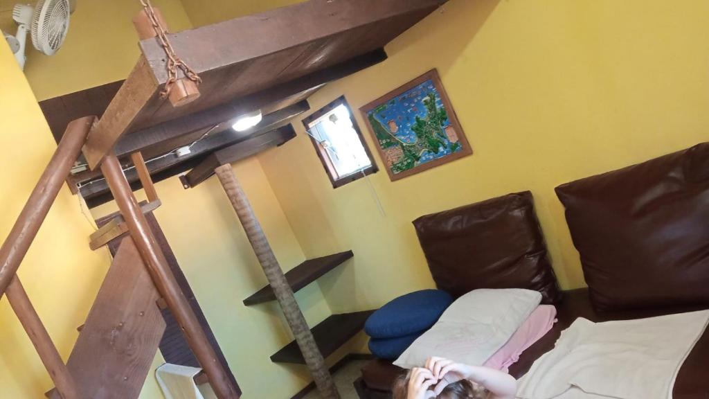 een persoon op een bed in een kamer bij Ca'n Solar 2 in Búzios