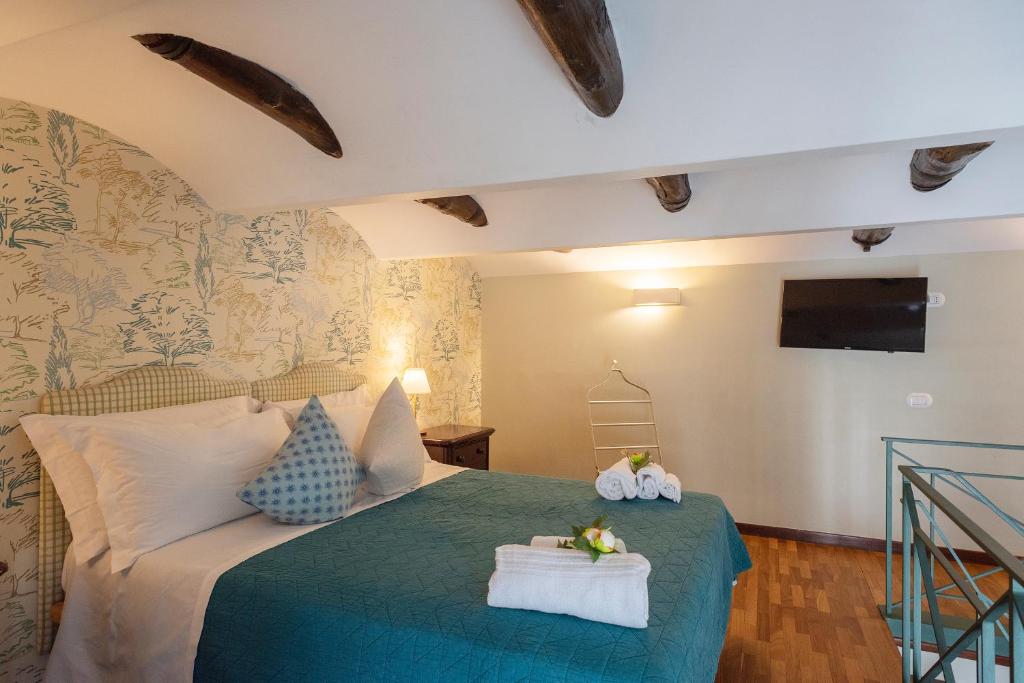 a bedroom with a bed with a green bedspread at B&B Donna Adelina in Naples