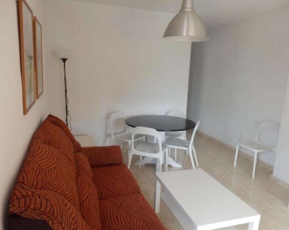 ein Wohnzimmer mit einem Sofa, einem Tisch und Stühlen in der Unterkunft Taravilla 26 2 dormitorios 1 in Puerto de Mazarrón