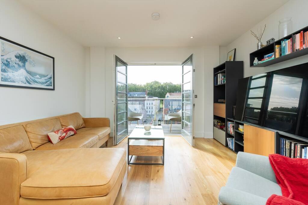 uma sala de estar com um sofá e uma mesa em Cosy 2 bed flat in central Bristol on river Avon em Bristol