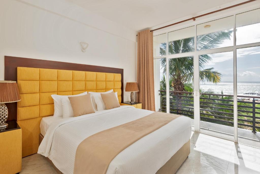 Postel nebo postele na pokoji v ubytování Beverly Beach Negombo
