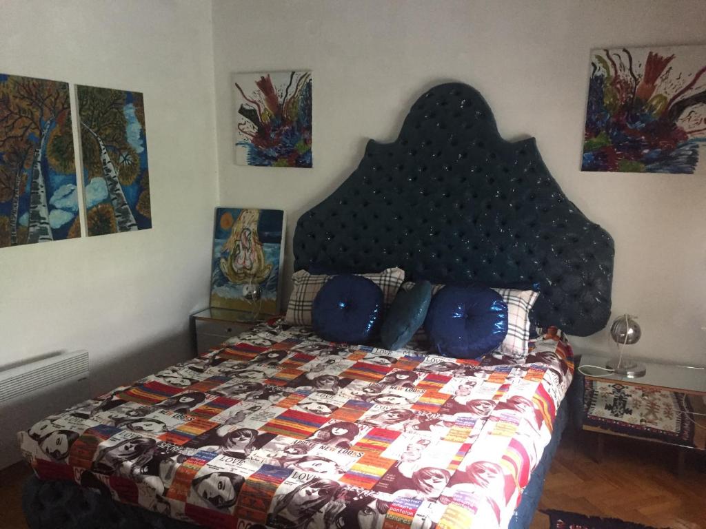 um quarto com uma cama com uma colcha em Аpartment Centаr em Skopje