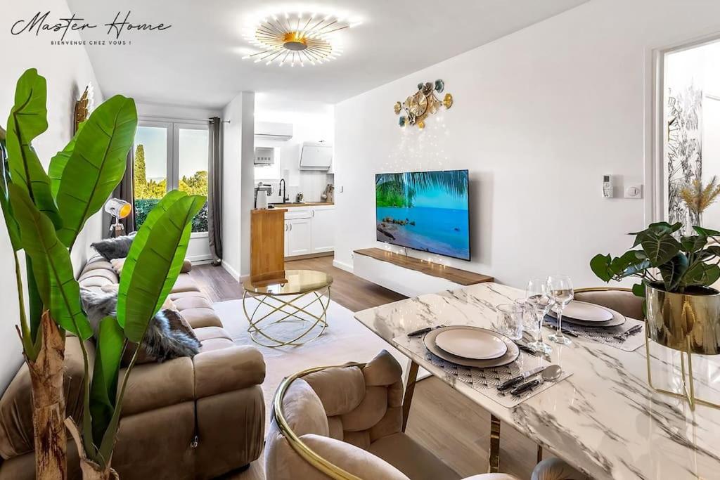 sala de estar con sofá y mesa en Gout de luxe à Narbonne T3 Climatisé, Spa, Parking en Narbonne