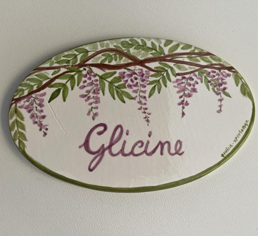 a plate with a tree with the words gline at Glicine room Sperlongaresort in Sperlonga