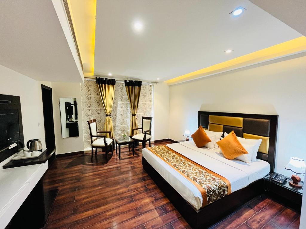 Hotel Aura IP Grand Karkardooma Metro Station New Delhi Couple friendly - 阳台的双人间