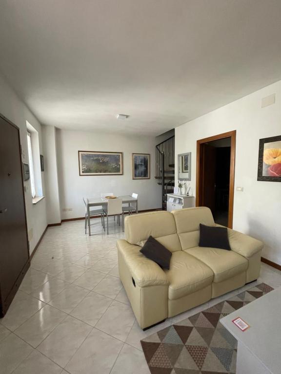 阿巴迪亞聖薩瓦托的住宿－La casa di Chicca，客厅配有沙发和桌子