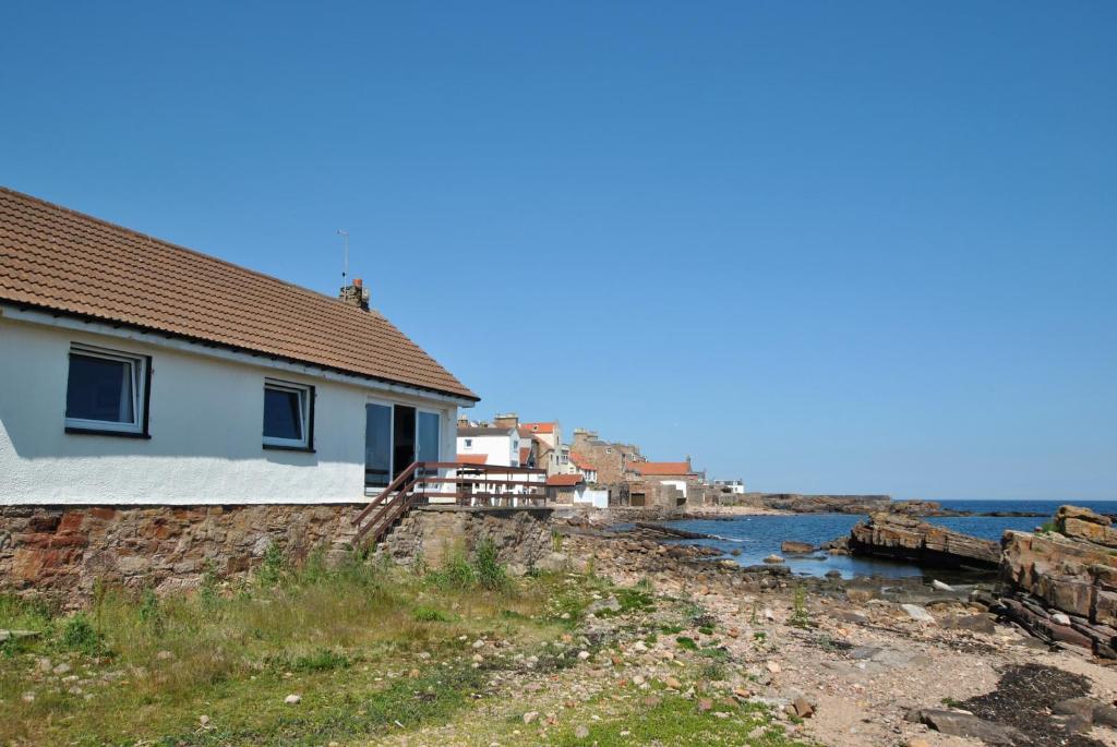 una casa sulla riva di un corpo d'acqua di Sandy Sorlands Beach House- stunning seaside home a Anstruther