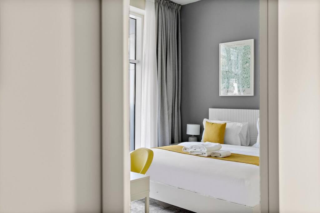 Postel nebo postele na pokoji v ubytování StoneTree - Furnished 2 BR with Maids Room in Dubai Marina